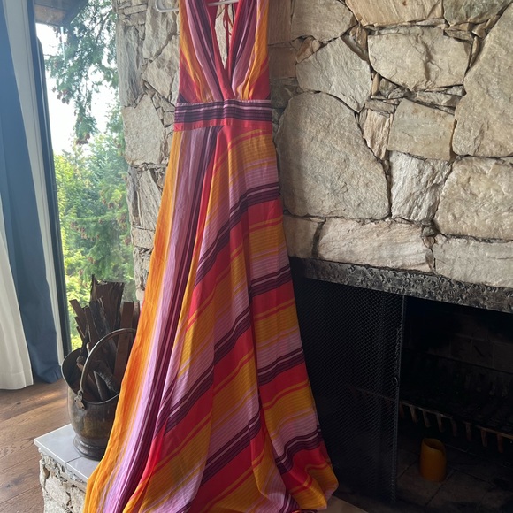 Bright Beautiful Summer Dress - Picture 2 of 7